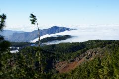 Wolken ziehen über den Bergkamm