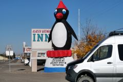 Cut Bank, Tux besucht andern Pinguin